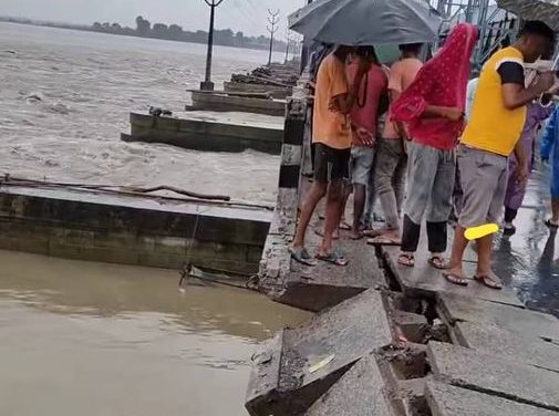 Truck plunges into Koshi Barrage, driver and passengers rescued