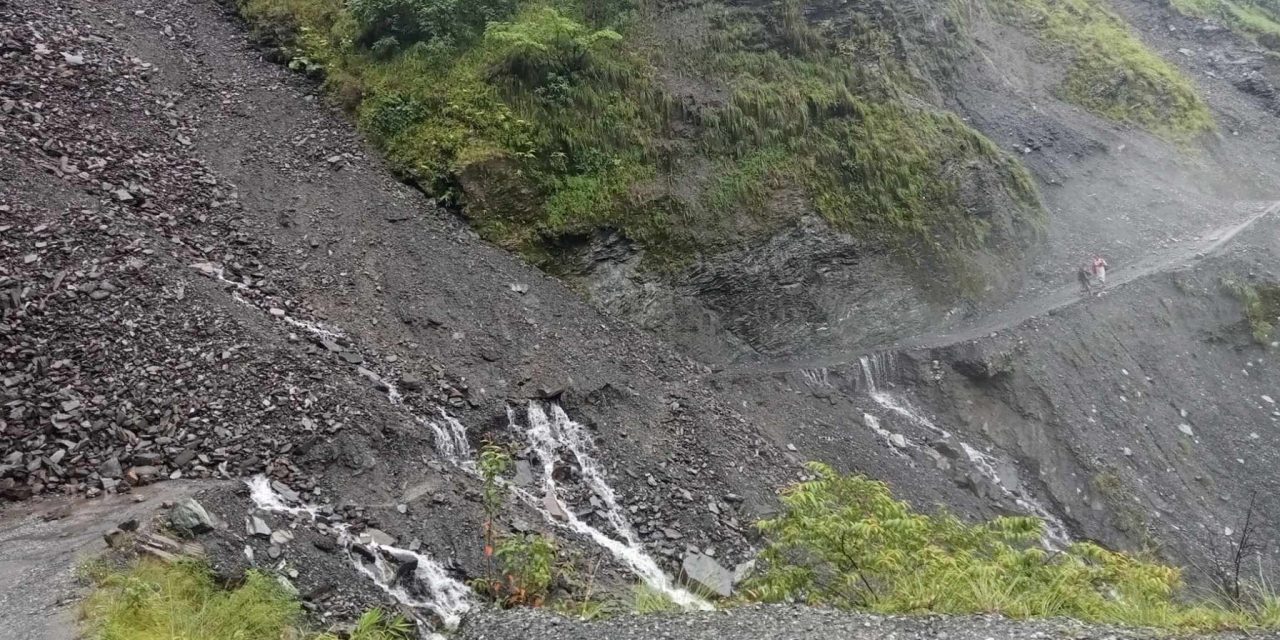 Dry landslide blocks Narayangarh-Muglin road