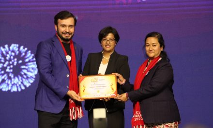 Ncell honours Sunaina with ‘Ncell Woman ICON ICT Award 2023’
