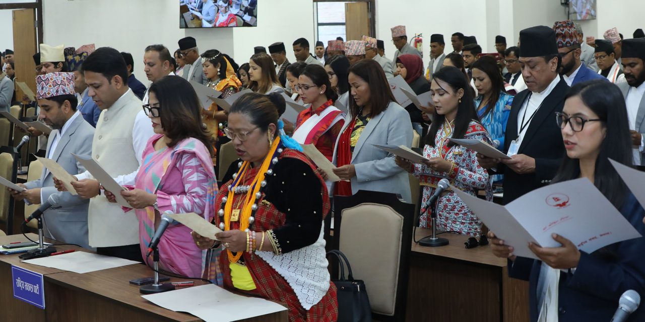 Senior-most member KC administers oath to newly elected HoR members