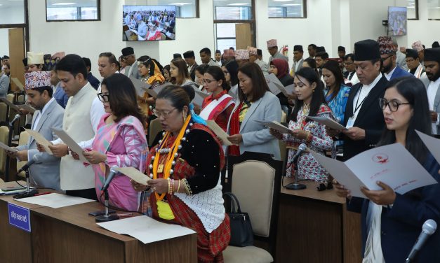 Senior-most member KC administers oath to newly elected HoR members